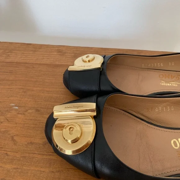 Salvatore Ferragamo Fiamma keyhole black and gold flats - Picture 10 of 12